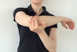 Dehnung der hinteren Schultermuskulatur